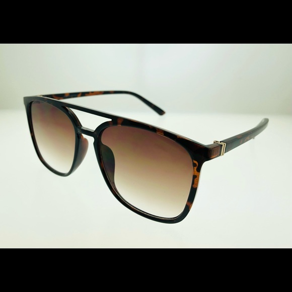 Women’s Banana Republic Fashion Sunglasses - Picture 7 of 7